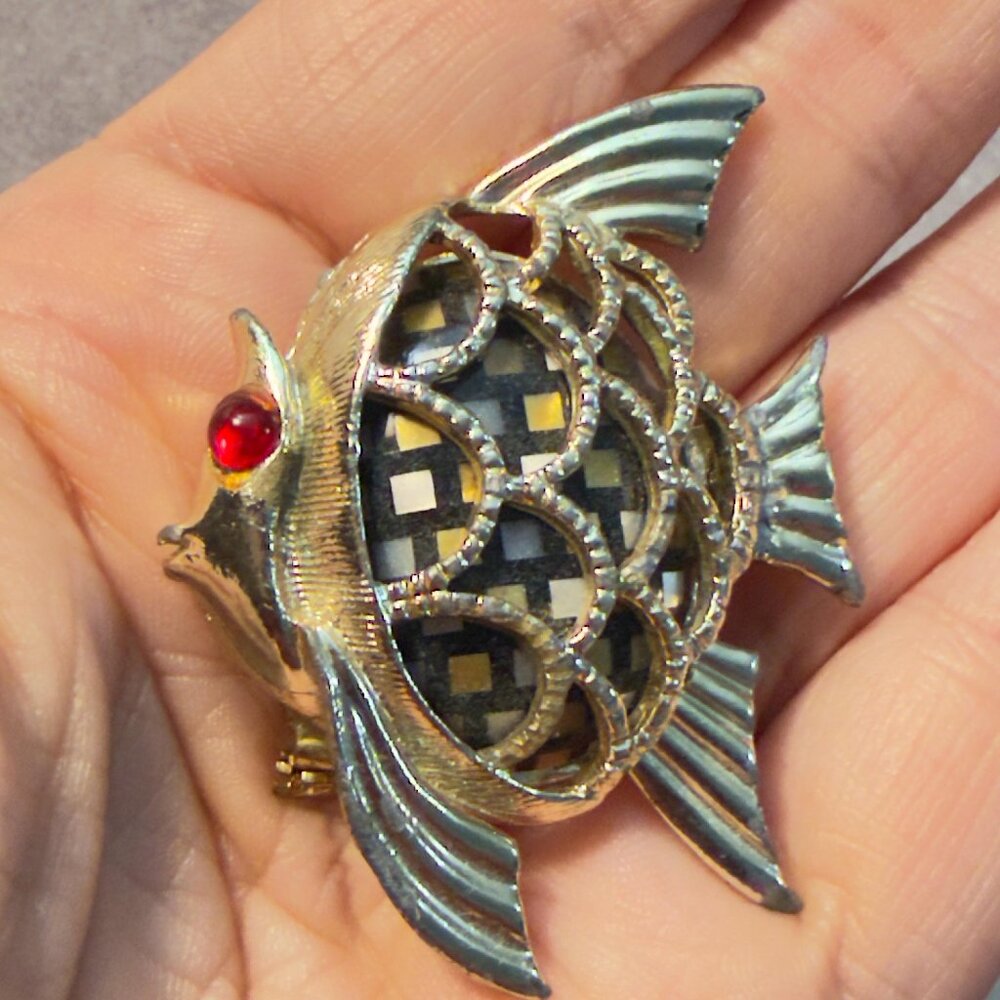 Fish Brooch Gold Tone Openwork Mosaic Statement Pin – 2” Tall